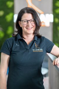 Kleman Physiotherapie Leverkusen: Portrait von Rezeptionistin Kerstin Müller-Kosegarten