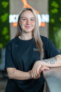 Kleman Physiotherapie Leverkusen: Portrait von Physiotherapeutin Sarah Roetzel